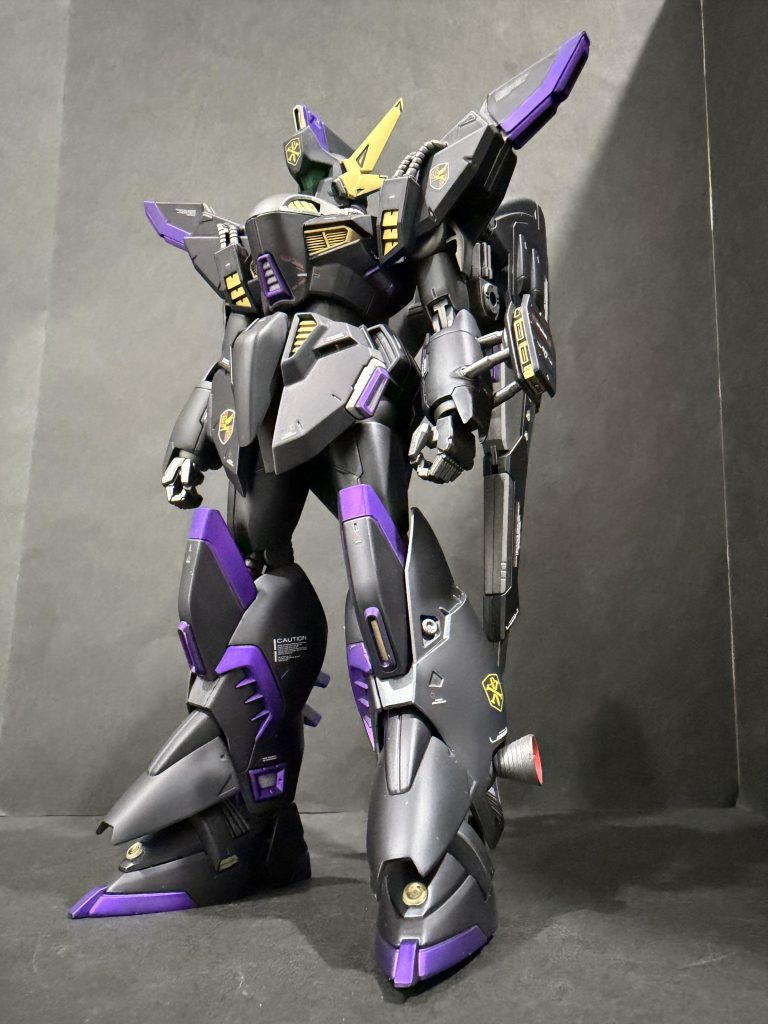 漫画「機動戦士ガンダム シルエットフォーミュラ91」に登場する指揮官機用改良型MS。元はダークタイガー隊隊長「焔の虎」こと、シェルフ・シェフィールドさんのパーソナルカラー赤🟥ですが、黒の方がカッコ良さそうという理由で黒の部隊仕様カラーに変更しました。