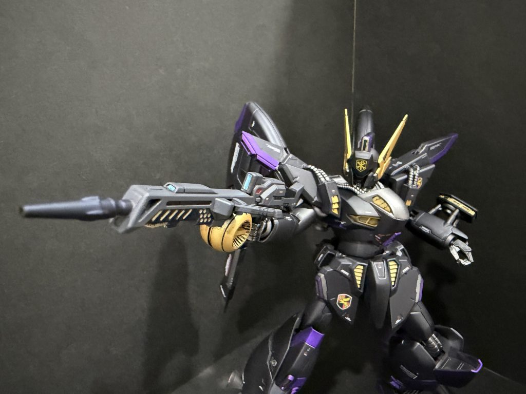 今回は初のマットキャンディー塗装にしました。が、黒部分はあんまりわからないです…残念😢本体、武装もけっこう塗り分けました。