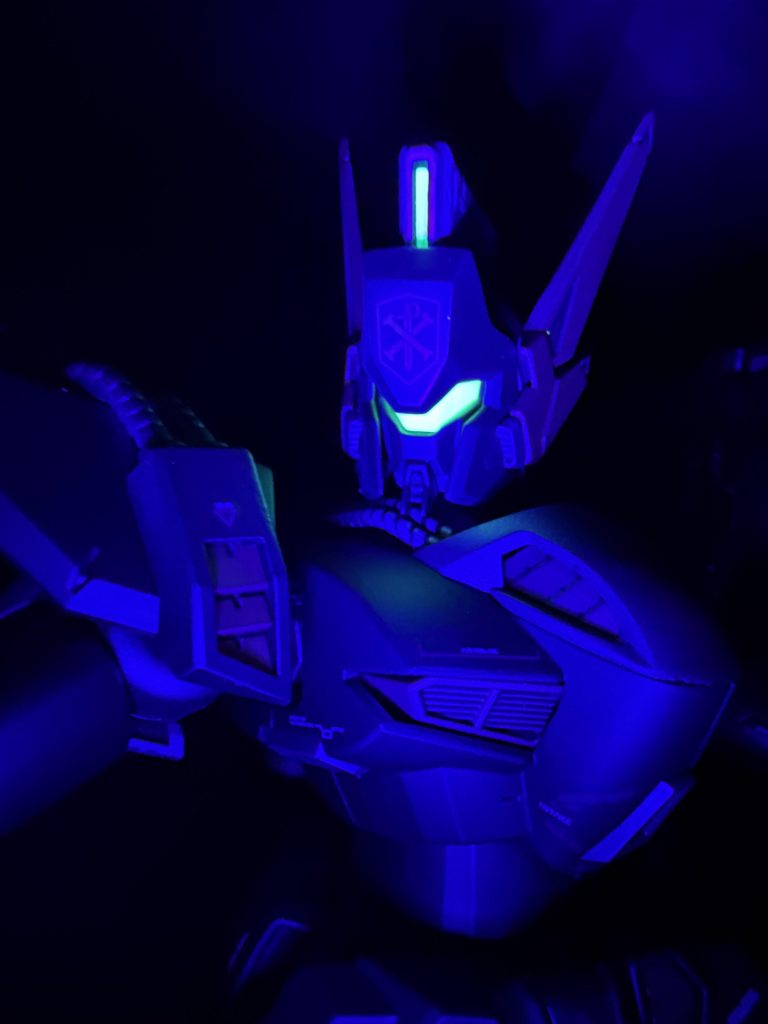 顔、ビームサーベル、ビームシールドはブラックライトでビコーンします。