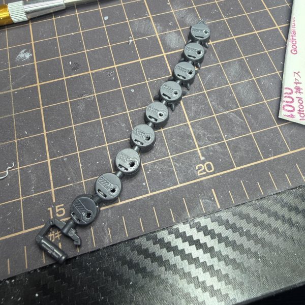 今日はチェーンマインにLEDを仕込んでみました。&nbsp;これが想像以上にキツかった…😂&nbsp;まずサイズが小さすぎて穴あけもシビア、LED入れるのもギリギリ。&nbsp;裏側を削ってスペース作って、配線とLEDを無理やり押し込んで接着剤で固定。&nbsp;なんとか点灯は成功✨&nbsp;せっかくなので10個全部使って10連発光にしようと思ってます。&nbsp;&nbsp;&nbsp;で、ここからが本題なんですが…&nbsp;👉 この裏側どう処理するのが正解ですか？&nbsp;・パテで埋める？・その後ヤスリ？・それとも別のやり方ある？&nbsp;正直この辺やったことなくて正解がわからないです💦&nbsp;タミヤのポリエステルパテとかでいけるんですかね？&nbsp;&nbsp;&nbsp;とりあえず今は接着剤で汚れてるので&nbsp;一回マスキングゾルで保護してから塗装予定&nbsp;&nbsp;&nbsp;あとついでに&nbsp;バズーカも穴開けてミニハトメ入れてみました。&nbsp;2.0mmと2.5mmでサイズ違いにしたらちょっと良い感じ。&nbsp;&nbsp;&nbsp;LED仕込みは楽しいけど、仕上げの正解が分からない😂&nbsp;ここどうやるのが綺麗にまとまるか教えてもらえるとめちゃくちゃ助かります🙏&nbsp;（2枚目）