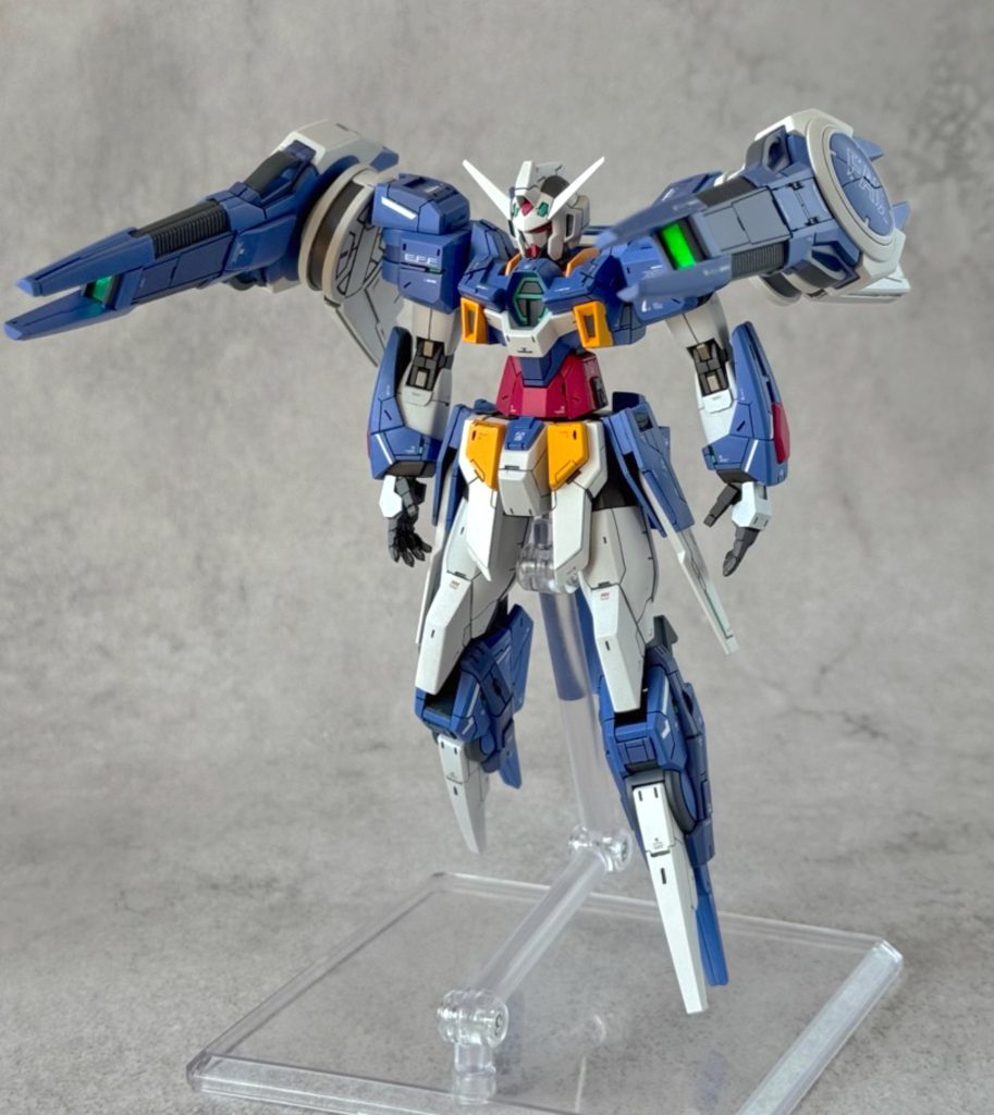 塗り分け大変だったロングレンジライフル。合わせ目は段落ちにしてごまかしてます😅公式画から赤色を引いて落ち着いた雰囲気の武装にしました。