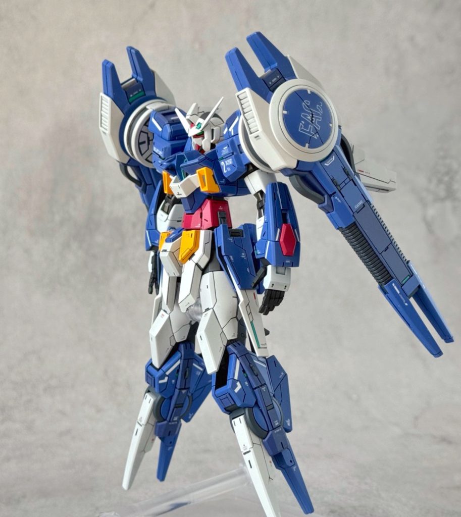 腕部はライフリのものに変更、違和感ないシルエットで良き◎AGE-2は個人的に腰回りがおもちゃっぽいと感じていたので、入念にスジボリしてます。