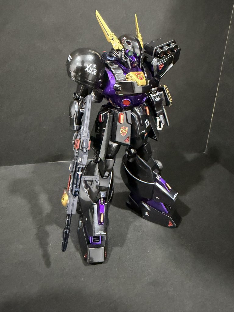 2025年PBよりRE/100でまさかのキット化。もちろん嬉しい方のまさかです。運良く手に入れられたので、合わせ目消して放置中だったベルガ・バルス共々　黒の部隊仕様にしました。