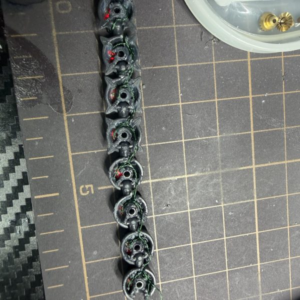 今日はチェーンマインにLEDを仕込んでみました。&nbsp;これが想像以上にキツかった…😂&nbsp;まずサイズが小さすぎて穴あけもシビア、LED入れるのもギリギリ。&nbsp;裏側を削ってスペース作って、配線とLEDを無理やり押し込んで接着剤で固定。&nbsp;なんとか点灯は成功✨&nbsp;せっかくなので10個全部使って10連発光にしようと思ってます。&nbsp;&nbsp;&nbsp;で、ここからが本題なんですが…&nbsp;👉 この裏側どう処理するのが正解ですか？&nbsp;・パテで埋める？・その後ヤスリ？・それとも別のやり方ある？&nbsp;正直この辺やったことなくて正解がわからないです💦&nbsp;タミヤのポリエステルパテとかでいけるんですかね？&nbsp;&nbsp;&nbsp;とりあえず今は接着剤で汚れてるので&nbsp;一回マスキングゾルで保護してから塗装予定&nbsp;&nbsp;&nbsp;あとついでに&nbsp;バズーカも穴開けてミニハトメ入れてみました。&nbsp;2.0mmと2.5mmでサイズ違いにしたらちょっと良い感じ。&nbsp;&nbsp;&nbsp;LED仕込みは楽しいけど、仕上げの正解が分からない😂&nbsp;ここどうやるのが綺麗にまとまるか教えてもらえるとめちゃくちゃ助かります🙏&nbsp;（3枚目）