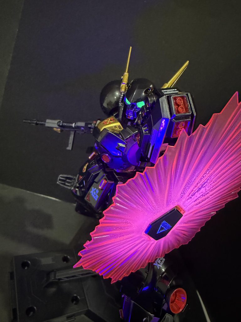 今回も配色変更のみです。外装　下地：EXブラック　→　SBシルバー外装　黒：クリアブラック　→ &nbsp; 途中で無くなりDXクリアブラック(C)外装　紫：DXクリアパープル(C)外装　金：SBゴールドフレーム：SBアイアンバーニア内側など赤部分：プレミアムレッドゴーグル：蛍光クリアイエローグリーン他、エナメルのチタンゴールドや赤なども少々使用しています。