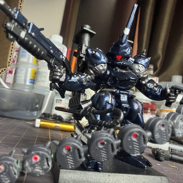 今日はチェーンマインにLEDを仕込んでみました。&nbsp;これが想像以上にキツかった…😂&nbsp;まずサイズが小さすぎて穴あけもシビア、LED入れるのもギリギリ。&nbsp;裏側を削ってスペース作って、配線とLEDを無理やり押し込んで接着剤で固定。&nbsp;なんとか点灯は成功✨&nbsp;せっかくなので10個全部使って10連発光にしようと思ってます。&nbsp;&nbsp;&nbsp;で、ここからが本題なんですが…&nbsp;👉 この裏側どう処理するのが正解ですか？&nbsp;・パテで埋める？・その後ヤスリ？・それとも別のやり方ある？&nbsp;正直この辺やったことなくて正解がわからないです💦&nbsp;タミヤのポリエステルパテとかでいけるんですかね？&nbsp;&nbsp;&nbsp;とりあえず今は接着剤で汚れてるので&nbsp;一回マスキングゾルで保護してから塗装予定&nbsp;&nbsp;&nbsp;あとついでに&nbsp;バズーカも穴開けてミニハトメ入れてみました。&nbsp;2.0mmと2.5mmでサイズ違いにしたらちょっと良い感じ。&nbsp;&nbsp;&nbsp;LED仕込みは楽しいけど、仕上げの正解が分からない😂&nbsp;ここどうやるのが綺麗にまとまるか教えてもらえるとめちゃくちゃ助かります🙏&nbsp;（1枚目）