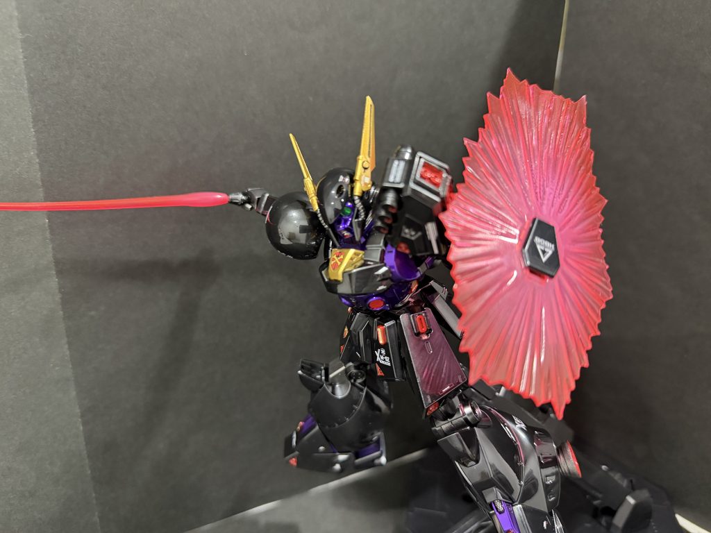 ビームサーベルとシールドを構えてみました。サーベルは1本だけは手でしごいて曲げていますが、写真では見切れちゃいました。