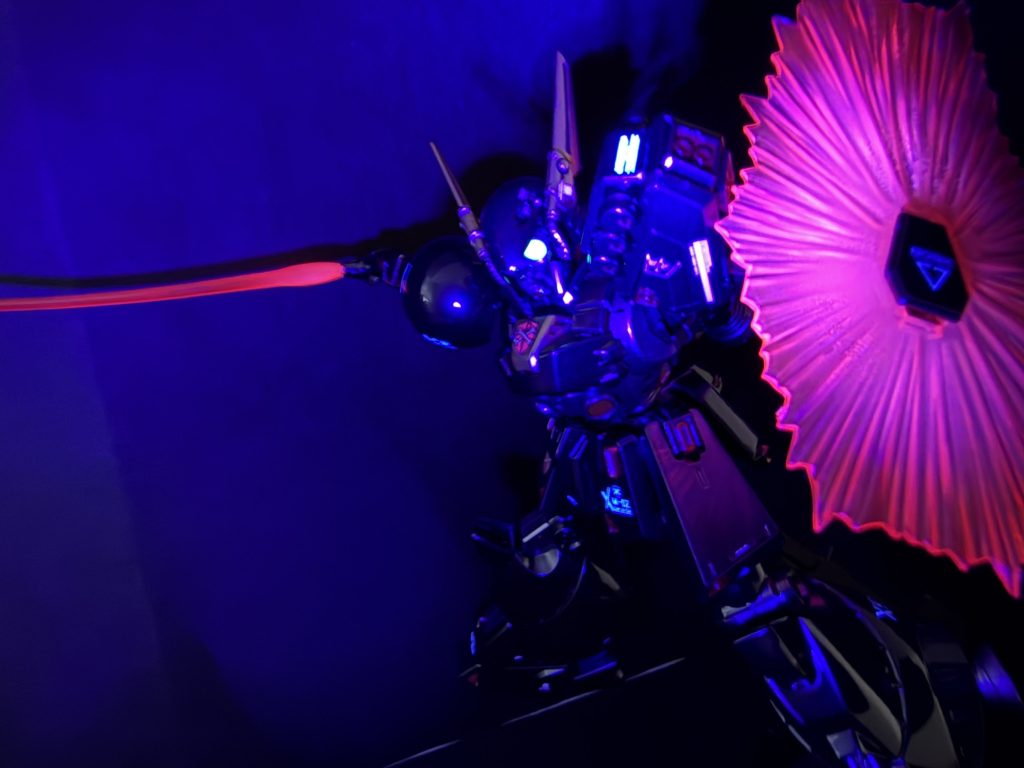 同じ画角のブラックライト照射バージョンです。