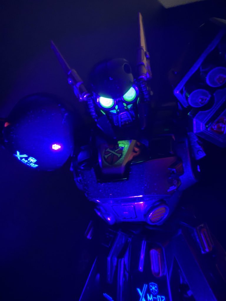 この顔、軍物インスパイアなんだと思いますが、初めて映画館で見た時はかなりインパクトありました。主人公側：F1からのシルエットやマーキング敵CV側：ミリタリー要素の強い顔や武器という対比もF91を見ていて楽しい所です。