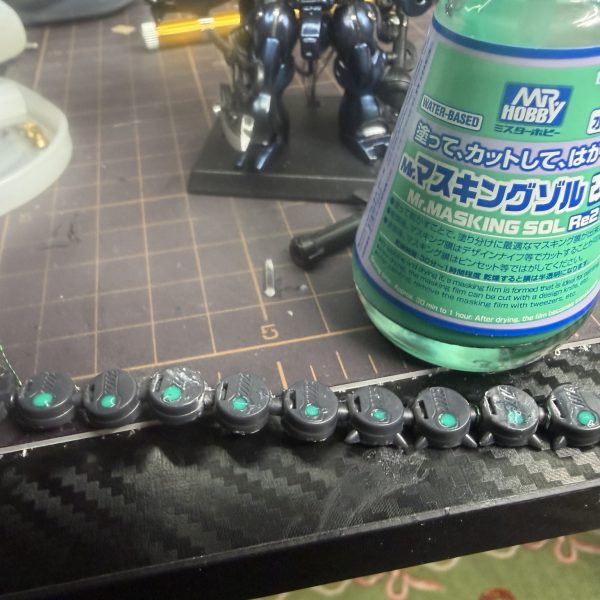 今日はチェーンマインにLEDを仕込んでみました。&nbsp;これが想像以上にキツかった…😂&nbsp;まずサイズが小さすぎて穴あけもシビア、LED入れるのもギリギリ。&nbsp;裏側を削ってスペース作って、配線とLEDを無理やり押し込んで接着剤で固定。&nbsp;なんとか点灯は成功✨&nbsp;せっかくなので10個全部使って10連発光にしようと思ってます。&nbsp;&nbsp;&nbsp;で、ここからが本題なんですが…&nbsp;👉 この裏側どう処理するのが正解ですか？&nbsp;・パテで埋める？・その後ヤスリ？・それとも別のやり方ある？&nbsp;正直この辺やったことなくて正解がわからないです💦&nbsp;タミヤのポリエステルパテとかでいけるんですかね？&nbsp;&nbsp;&nbsp;とりあえず今は接着剤で汚れてるので&nbsp;一回マスキングゾルで保護してから塗装予定&nbsp;&nbsp;&nbsp;あとついでに&nbsp;バズーカも穴開けてミニハトメ入れてみました。&nbsp;2.0mmと2.5mmでサイズ違いにしたらちょっと良い感じ。&nbsp;&nbsp;&nbsp;LED仕込みは楽しいけど、仕上げの正解が分からない😂&nbsp;ここどうやるのが綺麗にまとまるか教えてもらえるとめちゃくちゃ助かります🙏&nbsp;（5枚目）