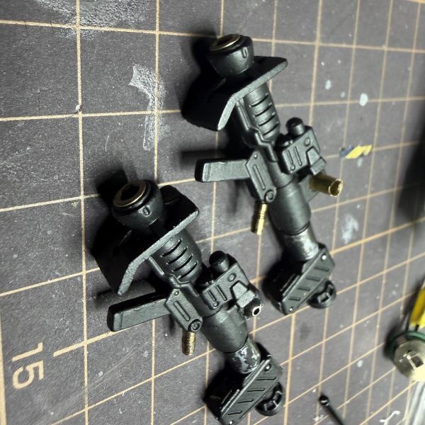 今日はチェーンマインにLEDを仕込んでみました。&nbsp;これが想像以上にキツかった…😂&nbsp;まずサイズが小さすぎて穴あけもシビア、LED入れるのもギリギリ。&nbsp;裏側を削ってスペース作って、配線とLEDを無理やり押し込んで接着剤で固定。&nbsp;なんとか点灯は成功✨&nbsp;せっかくなので10個全部使って10連発光にしようと思ってます。&nbsp;&nbsp;&nbsp;で、ここからが本題なんですが…&nbsp;👉 この裏側どう処理するのが正解ですか？&nbsp;・パテで埋める？・その後ヤスリ？・それとも別のやり方ある？&nbsp;正直この辺やったことなくて正解がわからないです💦&nbsp;タミヤのポリエステルパテとかでいけるんですかね？&nbsp;&nbsp;&nbsp;とりあえず今は接着剤で汚れてるので&nbsp;一回マスキングゾルで保護してから塗装予定&nbsp;&nbsp;&nbsp;あとついでに&nbsp;バズーカも穴開けてミニハトメ入れてみました。&nbsp;2.0mmと2.5mmでサイズ違いにしたらちょっと良い感じ。&nbsp;&nbsp;&nbsp;LED仕込みは楽しいけど、仕上げの正解が分からない😂&nbsp;ここどうやるのが綺麗にまとまるか教えてもらえるとめちゃくちゃ助かります🙏&nbsp;（6枚目）