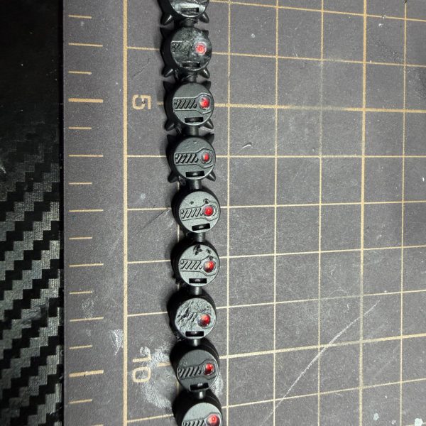 チェーンマイン、SURFACEブラックで塗装してマスキング剥がし。バーニアも全部取り付けて、LEDは合計15発。&nbsp;配線とケーブルが一気に増えて、一気に“兵器感”出てきた。&nbsp;触ってるうちに塗装がちょいちょい剥げたんだけど、これが逆にいい感じの荒れ方してて、そのまま活かす方向。&nbsp;ここからはもう少し汚していくか、それともこの辺で止めるか。&nbsp;この判断が一番悩むし一番楽しい。&nbsp;次はデカール貼って、トップコートで締め🔥（2枚目）