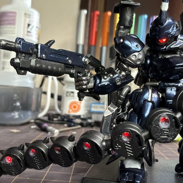 チェーンマイン、SURFACEブラックで塗装してマスキング剥がし。バーニアも全部取り付けて、LEDは合計15発。&nbsp;配線とケーブルが一気に増えて、一気に“兵器感”出てきた。&nbsp;触ってるうちに塗装がちょいちょい剥げたんだけど、これが逆にいい感じの荒れ方してて、そのまま活かす方向。&nbsp;ここからはもう少し汚していくか、それともこの辺で止めるか。&nbsp;この判断が一番悩むし一番楽しい。&nbsp;次はデカール貼って、トップコートで締め🔥（3枚目）