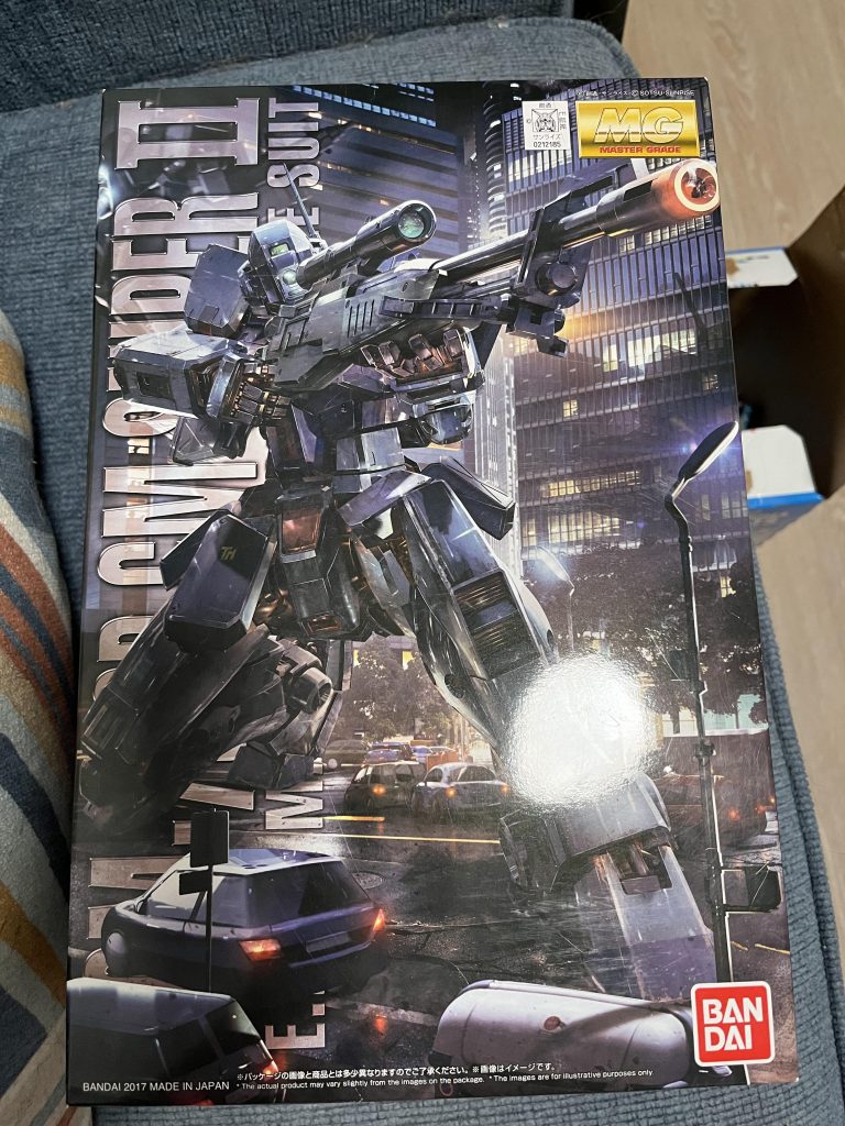 これはクローゼットに寝ていた宝物です。みんなさん見てください。これは赤いバンダイさんのロゴです！