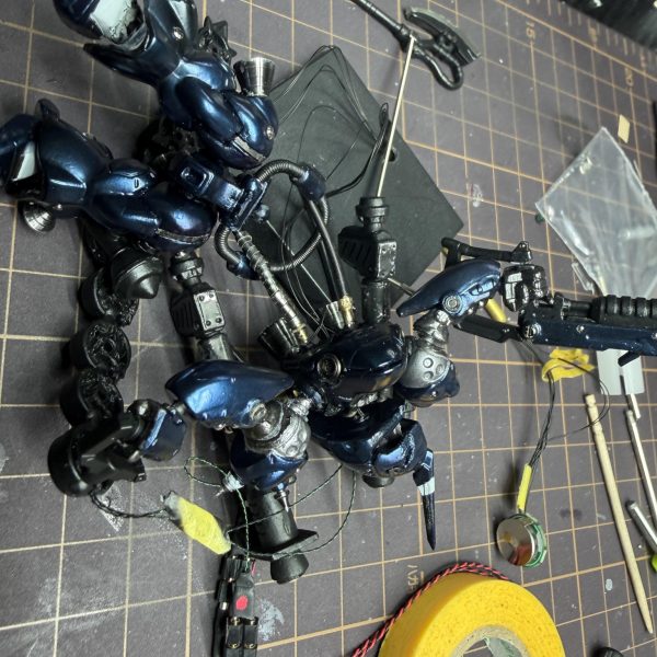 チェーンマイン、SURFACEブラックで塗装してマスキング剥がし。バーニアも全部取り付けて、LEDは合計15発。&nbsp;配線とケーブルが一気に増えて、一気に“兵器感”出てきた。&nbsp;触ってるうちに塗装がちょいちょい剥げたんだけど、これが逆にいい感じの荒れ方してて、そのまま活かす方向。&nbsp;ここからはもう少し汚していくか、それともこの辺で止めるか。&nbsp;この判断が一番悩むし一番楽しい。&nbsp;次はデカール貼って、トップコートで締め🔥（4枚目）