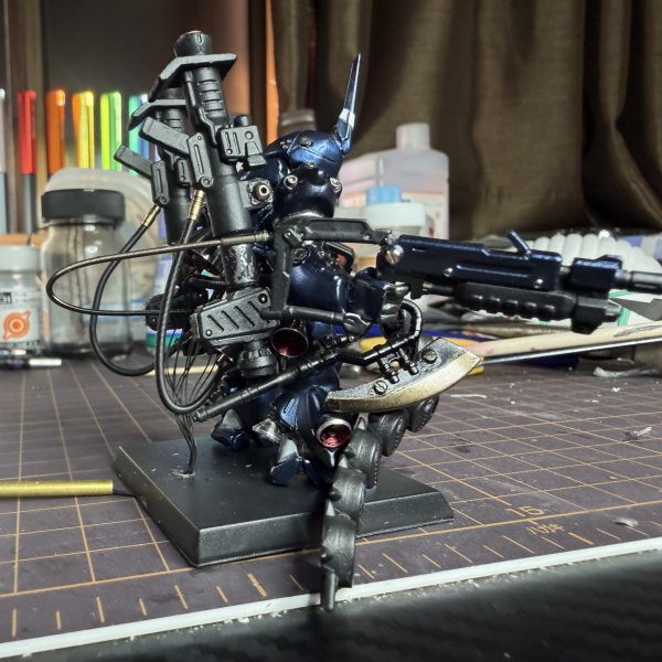 チェーンマイン、SURFACEブラックで塗装してマスキング剥がし。バーニアも全部取り付けて、LEDは合計15発。&nbsp;配線とケーブルが一気に増えて、一気に“兵器感”出てきた。&nbsp;触ってるうちに塗装がちょいちょい剥げたんだけど、これが逆にいい感じの荒れ方してて、そのまま活かす方向。&nbsp;ここからはもう少し汚していくか、それともこの辺で止めるか。&nbsp;この判断が一番悩むし一番楽しい。&nbsp;次はデカール貼って、トップコートで締め🔥（5枚目）