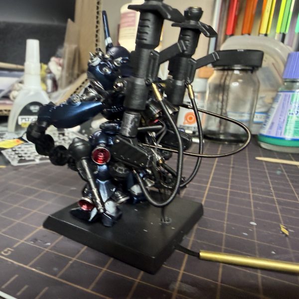 チェーンマイン、SURFACEブラックで塗装してマスキング剥がし。バーニアも全部取り付けて、LEDは合計15発。&nbsp;配線とケーブルが一気に増えて、一気に“兵器感”出てきた。&nbsp;触ってるうちに塗装がちょいちょい剥げたんだけど、これが逆にいい感じの荒れ方してて、そのまま活かす方向。&nbsp;ここからはもう少し汚していくか、それともこの辺で止めるか。&nbsp;この判断が一番悩むし一番楽しい。&nbsp;次はデカール貼って、トップコートで締め🔥（6枚目）