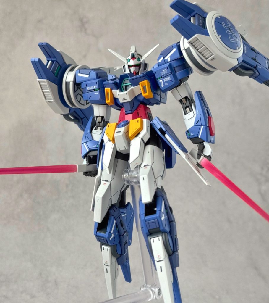 スジボリ追加やプラ板での肩パーツの形状変更など、細かく色々施してます。