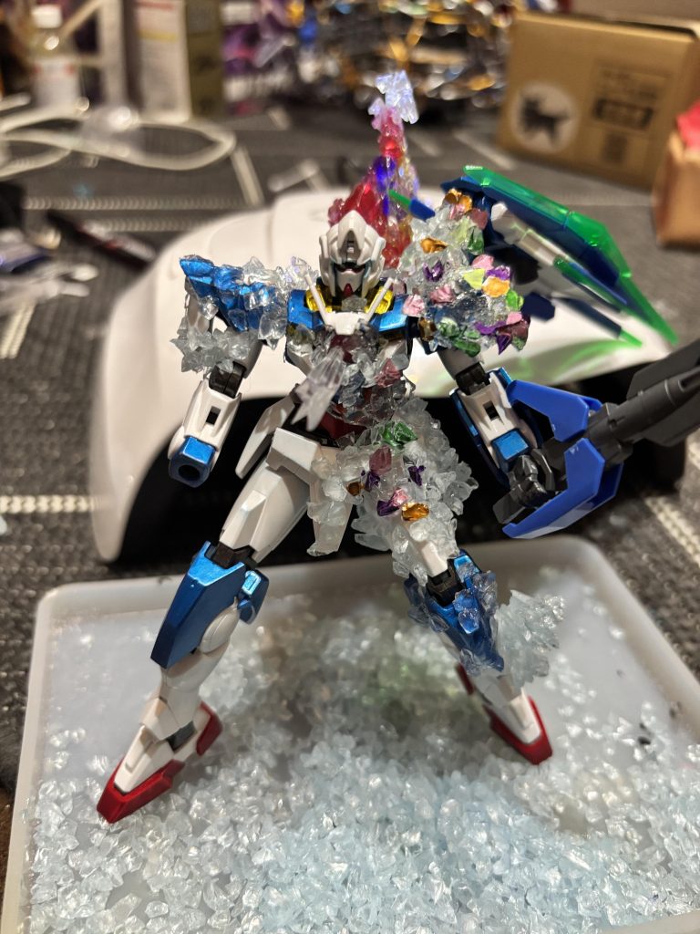 色んな物を作った上でのガンプラ作成!今回は地元の模型店のコンペ用なので、ちょっとオリジナリティを出してレジンとガラス片?を使うことに。