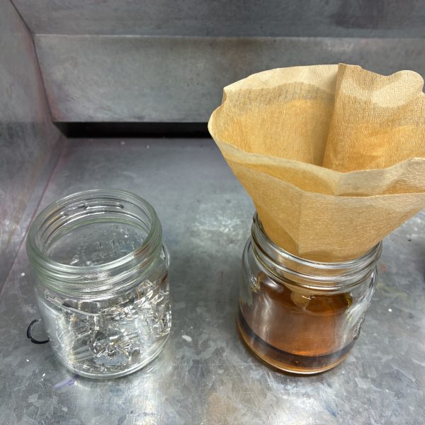 はじめてのメッキ剥がし【用意したもの】・クレオスうすめ液・蓋つき瓶 100円×2・ドリッパーのフィルター・キッチンハイター(塩素系)調べても工程を些細に記載したものがなかなか見つからないのでまとめました以下、工程【写真2〜4枚目】・ゴールド部分を剥がす作業・メッキではなくクリアイエローを剥がす作業なので、ランナーから落としたパーツを瓶に入れてシンナー風呂・漬けた瞬間から液剤は黄土色に染まるぐらいにはスピーディーに色が抜けていく・蓋つき瓶にした事で寝かして振ったりが可能だったのでムラなく色を落とすことが出来た・5分もかからずゴールドは無くなる・濾過作業は5回ほどに分けて少しずつ。紙フィルターは片付けも含めて慎重になる必要がなく正解でした【写真5〜7枚目】・本題のメッキ剥がし・ハイターにも色々と○○系というような種類があるようで、実例で見かけるキッチンハイター(塩素系)を用意した・長物は平らなトレーに…しましたがゴールドと同じく瓶に突っ込んで振った方が早かった・漬けて2分ほどで小さいパーツはメッキが溶けて下地の乳白色に・瓶を寝かして転がしたりでこちらも5分とかからず全てのパーツが下地の乳白色に・失敗したなと思ったのはハイターは泡立つので振りすぎ注意。泡で取り出しにくくなる上に今回のように乳白色のパーツは取り忘れがないか見分けにくい。正しく「漬ける」でいいと思った 【やってみての感想】・想像以上に時間がかからない。洗う時間のほうが長い・突貫なら総作業を30分ぐらいでやれそう・メッキごとに特長もあるようなので、今回はガンプラメッキの場合の結果でおさめようと思う【良かった点】・濾過用にフィルターともう一つ瓶を用意したこと・蓋つきの瓶【反省点、困った点】・ハイターを泡立たせた・プラモだけの用事にしてはハイターのボトルがデカい・洗い物が多い以上です。何かの参考になれば(3枚目)