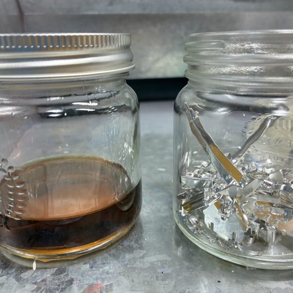 はじめてのメッキ剥がし【用意したもの】・クレオスうすめ液・蓋つき瓶 100円×2・ドリッパーのフィルター・キッチンハイター(塩素系)調べても工程を些細に記載したものがなかなか見つからないのでまとめました以下、工程【写真2〜4枚目】・ゴールド部分を剥がす作業・メッキではなくクリアイエローを剥がす作業なので、ランナーから落としたパーツを瓶に入れてシンナー風呂・漬けた瞬間から液剤は黄土色に染まるぐらいにはスピーディーに色が抜けていく・蓋つき瓶にした事で寝かして振ったりが可能だったのでムラなく色を落とすことが出来た・5分もかからずゴールドは無くなる・濾過作業は5回ほどに分けて少しずつ。紙フィルターは片付けも含めて慎重になる必要がなく正解でした【写真5〜7枚目】・本題のメッキ剥がし・ハイターにも色々と○○系というような種類があるようで、実例で見かけるキッチンハイター(塩素系)を用意した・長物は平らなトレーに…しましたがゴールドと同じく瓶に突っ込んで振った方が早かった・漬けて2分ほどで小さいパーツはメッキが溶けて下地の乳白色に・瓶を寝かして転がしたりでこちらも5分とかからず全てのパーツが下地の乳白色に・失敗したなと思ったのはハイターは泡立つので振りすぎ注意。泡で取り出しにくくなる上に今回のように乳白色のパーツは取り忘れがないか見分けにくい。正しく「漬ける」でいいと思った 【やってみての感想】・想像以上に時間がかからない。洗う時間のほうが長い・突貫なら総作業を30分ぐらいでやれそう・メッキごとに特長もあるようなので、今回はガンプラメッキの場合の結果でおさめようと思う【良かった点】・濾過用にフィルターともう一つ瓶を用意したこと・蓋つきの瓶【反省点、困った点】・ハイターを泡立たせた・プラモだけの用事にしてはハイターのボトルがデカい・洗い物が多い以上です。何かの参考になれば(4枚目)