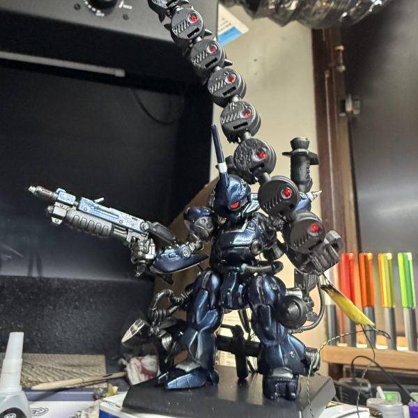 チェーンマイン、SURFACEブラックで塗装してマスキング剥がし。バーニアも全部取り付けて、LEDは合計15発。&nbsp;配線とケーブルが一気に増えて、一気に“兵器感”出てきた。&nbsp;触ってるうちに塗装がちょいちょい剥げたんだけど、これが逆にいい感じの荒れ方してて、そのまま活かす方向。&nbsp;ここからはもう少し汚していくか、それともこの辺で止めるか。&nbsp;この判断が一番悩むし一番楽しい。&nbsp;次はデカール貼って、トップコートで締め🔥（7枚目）