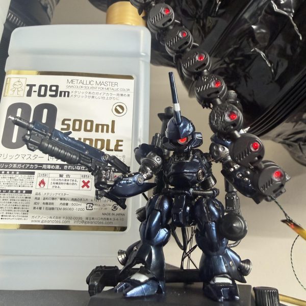 チェーンマインの裏、悩んだ結果レジンで固める方向に。思った以上に硬化早くてびっくり。あの配線ゴチャゴチャが一気に“構造物”になった感じ。これは正解だった気がする。⸻塗装する時は毎回LED光らせようと思うのだが、やっぱり光るとテンションが全然違う。⸻あともう一体、赤で組もうと思ってて今回は先に膝を曲げてから関節仕込み。やっぱり膝が動くだけでポージングの説得力が一気に変わる。⸻コンバージって元々動かないけど、関節入るだけで“別物”になるの面白すぎる。⸻このまま青は仕上げて、赤はさらに動かして遊べる機体にしていく予定。&nbsp;（2枚目）