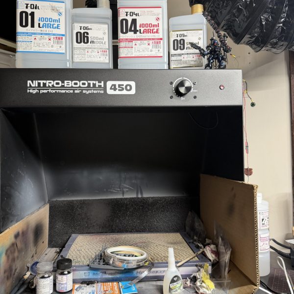 チェーンマインの裏、悩んだ結果レジンで固める方向に。思った以上に硬化早くてびっくり。あの配線ゴチャゴチャが一気に“構造物”になった感じ。これは正解だった気がする。⸻塗装する時は毎回LED光らせようと思うのだが、やっぱり光るとテンションが全然違う。⸻あともう一体、赤で組もうと思ってて今回は先に膝を曲げてから関節仕込み。やっぱり膝が動くだけでポージングの説得力が一気に変わる。⸻コンバージって元々動かないけど、関節入るだけで“別物”になるの面白すぎる。⸻このまま青は仕上げて、赤はさらに動かして遊べる機体にしていく予定。&nbsp;（3枚目）