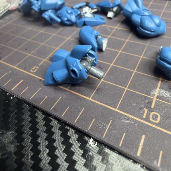 チェーンマインの10個目待ちの間に、2体目のケンプファーちょこっと進めてます。&nbsp;今回は最初から膝が動くようにして組んでみたんですが…&nbsp;これが思った以上にいい感じ✨&nbsp;ちょっと角度変えるだけで急に“それっぽい立ち方”になって、なんか素敵💓&nbsp;&nbsp;&nbsp;とりあえず一回SURFACEサフ吹いて傷チェック。&nbsp;この工程、毎回ドキドキするやつで「あ、ここまだ甘かった…」って普通に出てきます😂&nbsp;&nbsp;&nbsp;でもこの確認やると仕上がり全然変わるんですよね。&nbsp;地味だけど大事なやつ。&nbsp;（2枚目）