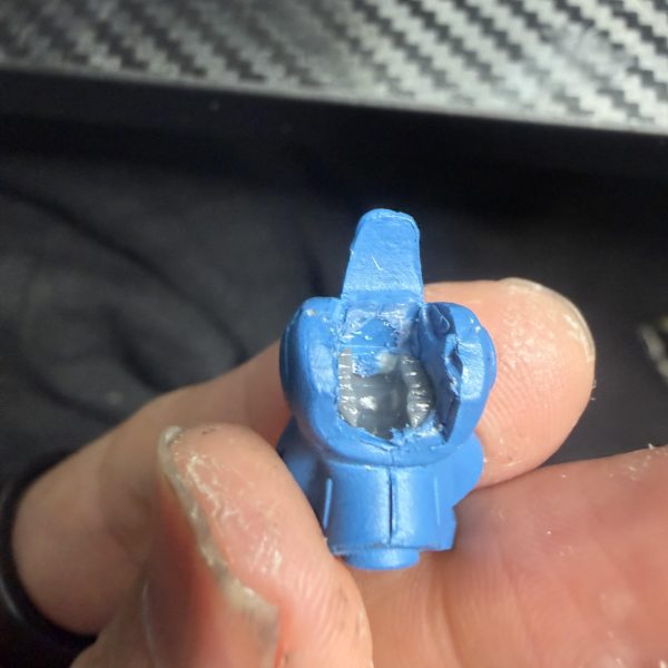 チェーンマインの10個目待ちの間に、2体目のケンプファーちょこっと進めてます。&nbsp;今回は最初から膝が動くようにして組んでみたんですが…&nbsp;これが思った以上にいい感じ✨&nbsp;ちょっと角度変えるだけで急に“それっぽい立ち方”になって、なんか素敵💓&nbsp;&nbsp;&nbsp;とりあえず一回SURFACEサフ吹いて傷チェック。&nbsp;この工程、毎回ドキドキするやつで「あ、ここまだ甘かった…」って普通に出てきます😂&nbsp;&nbsp;&nbsp;でもこの確認やると仕上がり全然変わるんですよね。&nbsp;地味だけど大事なやつ。&nbsp;（3枚目）