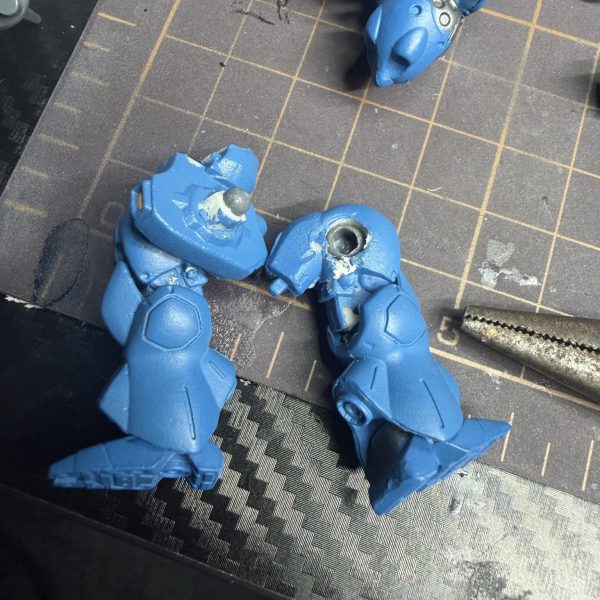 チェーンマインの裏、悩んだ結果レジンで固める方向に。思った以上に硬化早くてびっくり。あの配線ゴチャゴチャが一気に“構造物”になった感じ。これは正解だった気がする。⸻塗装する時は毎回LED光らせようと思うのだが、やっぱり光るとテンションが全然違う。⸻あともう一体、赤で組もうと思ってて今回は先に膝を曲げてから関節仕込み。やっぱり膝が動くだけでポージングの説得力が一気に変わる。⸻コンバージって元々動かないけど、関節入るだけで“別物”になるの面白すぎる。⸻このまま青は仕上げて、赤はさらに動かして遊べる機体にしていく予定。&nbsp;（6枚目）