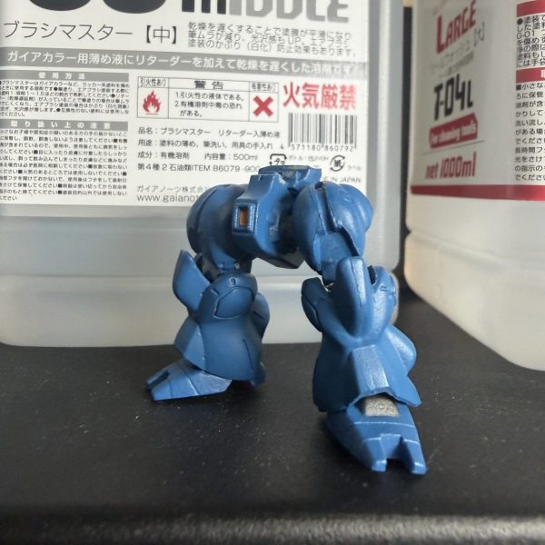 チェーンマインの裏、悩んだ結果レジンで固める方向に。思った以上に硬化早くてびっくり。あの配線ゴチャゴチャが一気に“構造物”になった感じ。これは正解だった気がする。⸻塗装する時は毎回LED光らせようと思うのだが、やっぱり光るとテンションが全然違う。⸻あともう一体、赤で組もうと思ってて今回は先に膝を曲げてから関節仕込み。やっぱり膝が動くだけでポージングの説得力が一気に変わる。⸻コンバージって元々動かないけど、関節入るだけで“別物”になるの面白すぎる。⸻このまま青は仕上げて、赤はさらに動かして遊べる機体にしていく予定。&nbsp;（1枚目）