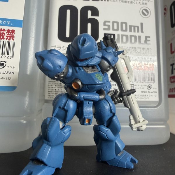 チェーンマインの10個目待ちの間に、2体目のケンプファーちょこっと進めてます。&nbsp;今回は最初から膝が動くようにして組んでみたんですが…&nbsp;これが思った以上にいい感じ✨&nbsp;ちょっと角度変えるだけで急に“それっぽい立ち方”になって、なんか素敵💓&nbsp;&nbsp;&nbsp;とりあえず一回SURFACEサフ吹いて傷チェック。&nbsp;この工程、毎回ドキドキするやつで「あ、ここまだ甘かった…」って普通に出てきます😂&nbsp;&nbsp;&nbsp;でもこの確認やると仕上がり全然変わるんですよね。&nbsp;地味だけど大事なやつ。&nbsp;（5枚目）