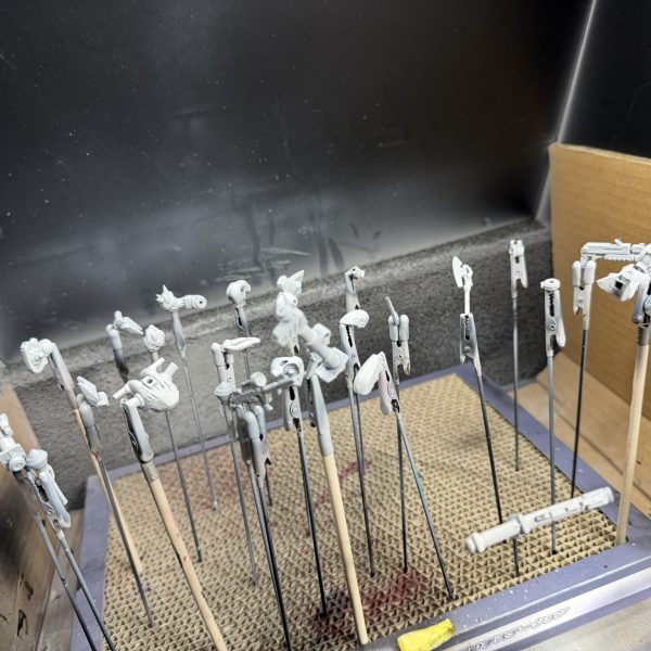 チェーンマインの10個目待ちの間に、2体目のケンプファーちょこっと進めてます。&nbsp;今回は最初から膝が動くようにして組んでみたんですが…&nbsp;これが思った以上にいい感じ✨&nbsp;ちょっと角度変えるだけで急に“それっぽい立ち方”になって、なんか素敵💓&nbsp;&nbsp;&nbsp;とりあえず一回SURFACEサフ吹いて傷チェック。&nbsp;この工程、毎回ドキドキするやつで「あ、ここまだ甘かった…」って普通に出てきます😂&nbsp;&nbsp;&nbsp;でもこの確認やると仕上がり全然変わるんですよね。&nbsp;地味だけど大事なやつ。&nbsp;（6枚目）