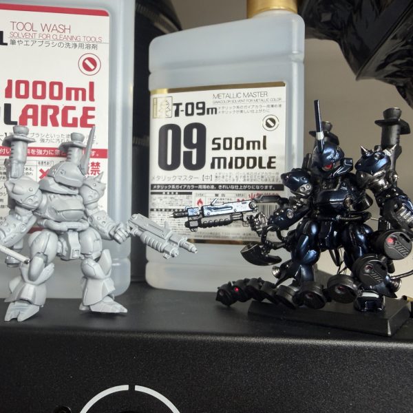 チェーンマインの10個目待ちの間に、2体目のケンプファーちょこっと進めてます。&nbsp;今回は最初から膝が動くようにして組んでみたんですが…&nbsp;これが思った以上にいい感じ✨&nbsp;ちょっと角度変えるだけで急に“それっぽい立ち方”になって、なんか素敵💓&nbsp;&nbsp;&nbsp;とりあえず一回SURFACEサフ吹いて傷チェック。&nbsp;この工程、毎回ドキドキするやつで「あ、ここまだ甘かった…」って普通に出てきます😂&nbsp;&nbsp;&nbsp;でもこの確認やると仕上がり全然変わるんですよね。&nbsp;地味だけど大事なやつ。&nbsp;（7枚目）