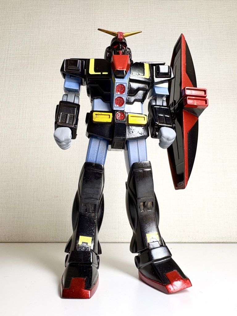 デカールは劣化していて水に漬けると粉々になりそうだったので、念のためタミヤのツヤ出しニスを塗って乾かした後に使いました（無事に使えました）。