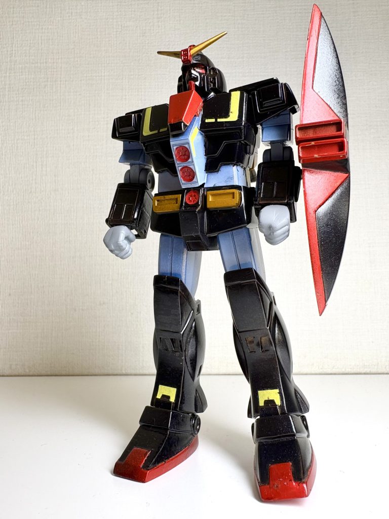 塗装は、関節部はグレーのサーフェイサーの地色だけ、青みのグレー部分は黒下地＋パールシルバー＋クリアーホワイトの重ね塗りです。その他の部分はゴールド下地＋クリアーブラックまたはクリアーレッドまたはクリアーイエロー、の重ね塗りです。クリアーブラックを重ね過ぎてメタリック感が消えてしまったのが残念です。&nbsp;