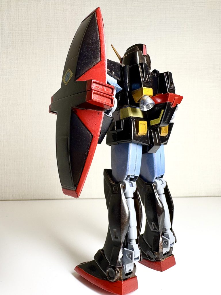 バーニアはガイアカラーのプレミアムミラークロームです。この塗料は、サフを吹かないでプラに直に吹いた方がメッキ感が出やすいです。