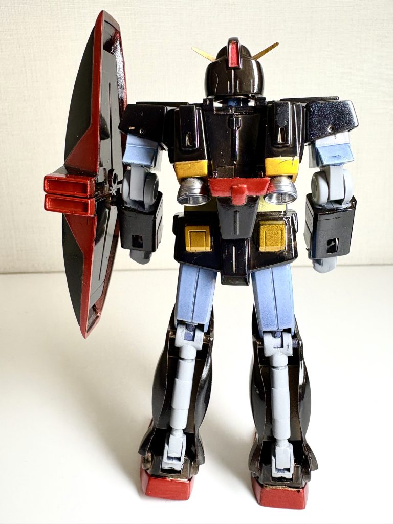 いちおう変形させられるのですが、塗装ハゲしそうなので試していません。ちょっと細身ですが、旧キットらしい味わいが良いです。パーツの合いも悪いですし、肩パーツなどにヒケもありますが、敢えてそのままにしています（面倒くさくて）。&nbsp;