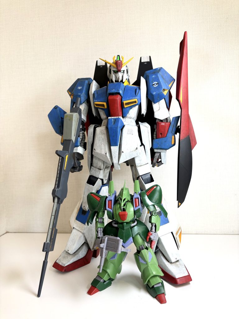 このキット、とにかくデカいです（比較用にHGUCガルスJと並べてみました）。いろいろ大変でしたが、満足度は高いです。