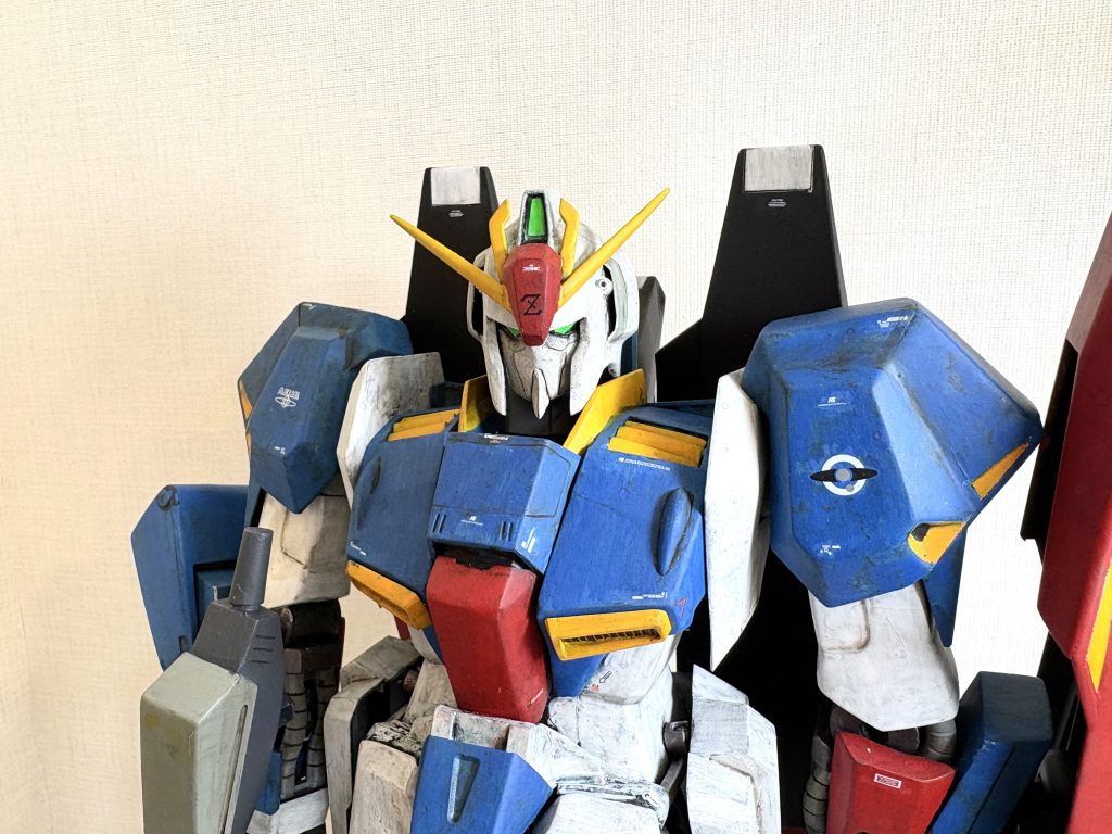 まず頭ですが、なかなか思うイメージにならず、いろいろやり直したので詳細は説明しにくいのですが、4mmほど幅増しはしました。胸は左肩・中央・右肩の3カ所で大きく幅詰めしています。その他、肩ブロック、上腕部の赤いパーツ、腰の前アーマーなどもかなり幅詰めしています。両脇の六角形の板状のアーマーも、上下の両端に向かって厚みが薄くなるように形状変更しつつ、下側端部の形状変更しました。