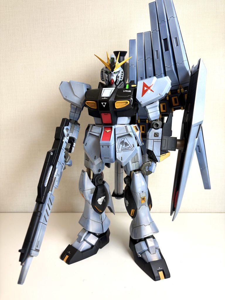 フィンファンネルを付けてもわなんとか傾かずに耐えています。何より、PGUみたいにディテール増し増しではないシンプルな形状（特に脚など）が好ましいですね。