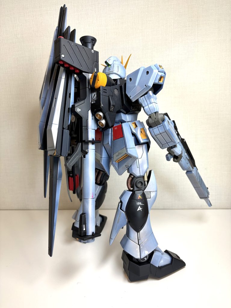 塗装前に各パーツを分解し、ミッチャクロンをスプレーしました。白色部分は黒サフをスプレーした上にガイアカラーのパールシルバー、さらにクリアーホワイトを重ねています。紺色部分はガイアカラーのプリズムブルーブラックを艶消しで仕上げました。