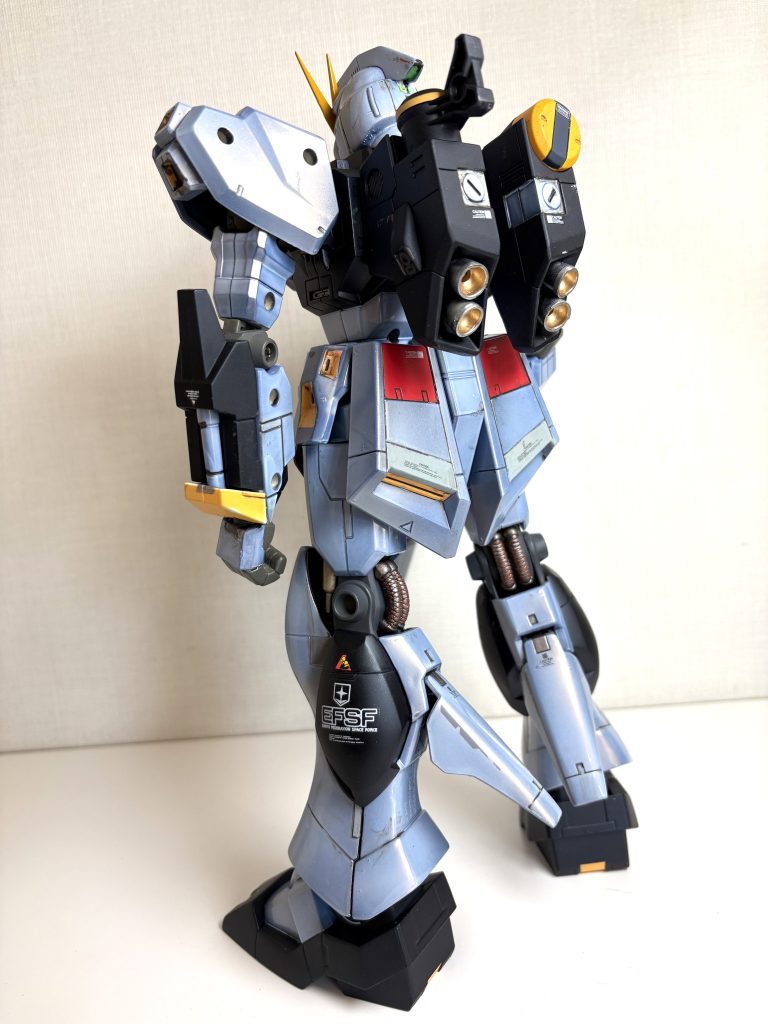 トイ感を残すために、ネジ穴は塞いでいません。