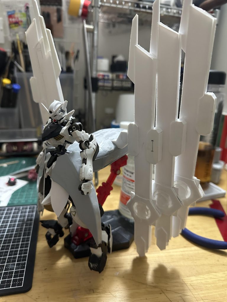 制作途中のまともな写真がなかったんですが、こんな感じですよ、と。ベースは手持ちにあったHGバルバトスルプスを使いましたが、7割くらいはプラ板製です。頭部は作り変えるなんて無理なので似た感じかなと思ったエクシアにしました。つま先はこのあとスクラッチになりました。サージカルフェザーは磁石接続です。サージカルフェザー×6はなかなかの制作カロリーでしたが、そのなかでもカッター刃を6枚作るのが特にしんどくて、造形力の無さに絶望しました。おそらく1番時間がかかったのが頭部や腰部、サージカルフェザー本体よりカッター刃だと思います（笑）