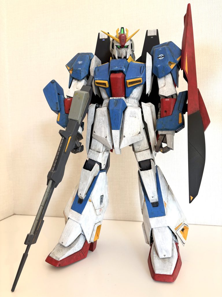 太ももは根本で切断して回転軸を追加しつつ、8mmほど延長しています。回転軸を追加したことで、接地性がだいぶ良くなりました。