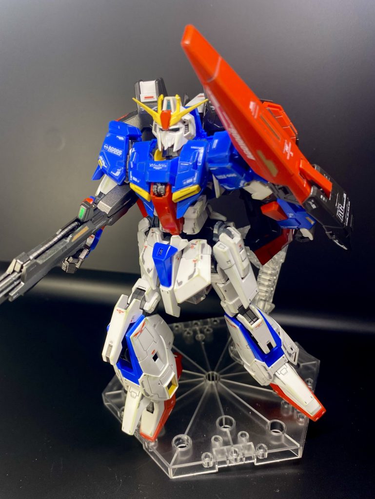 しかし、組み立てはめっちゃシビアでした。引きで見るとそこまで違和感ないのですが、近くで見ると内部はスカスカだし、首周りの黄色いパーツは胸の中にうまってるし、「これでいいのか⁈」と不安に思い、他の製作者さんの写真も見ながら恐る恐る作りました。