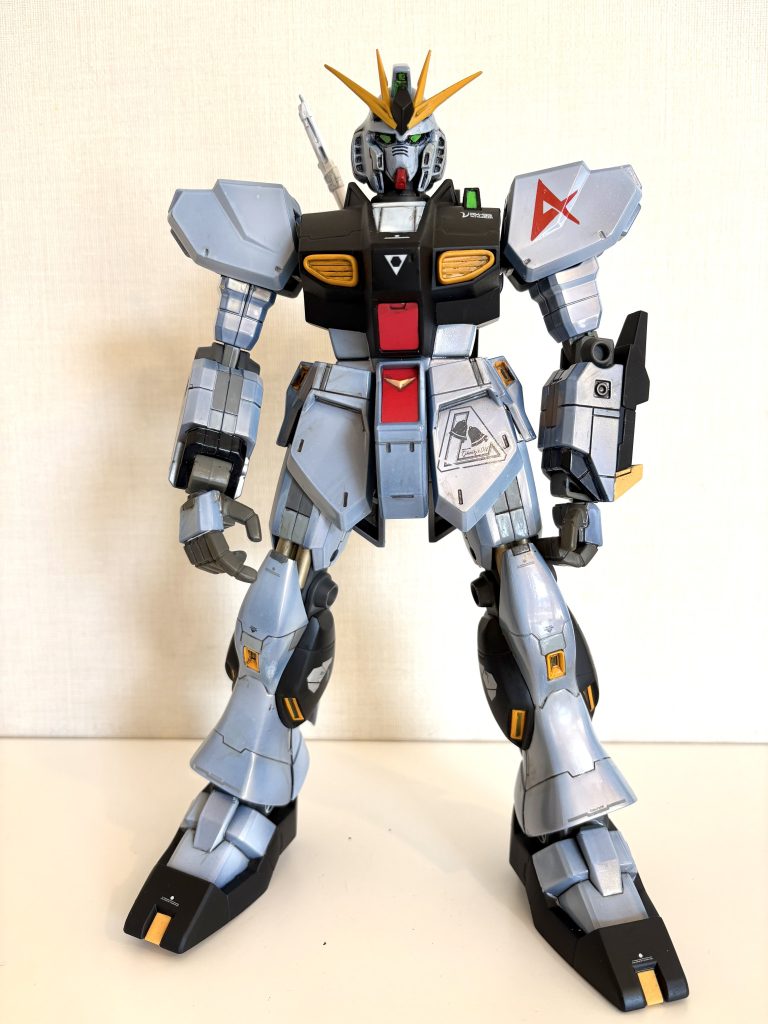 確かにデカいです。全高30cmくらいなので、サイズとしては1/72くらいでしょうか。バランス的に頭が小さ過ぎないのが良いですね。アニメ顔を目指して頭と顔はだいぶいじりました。