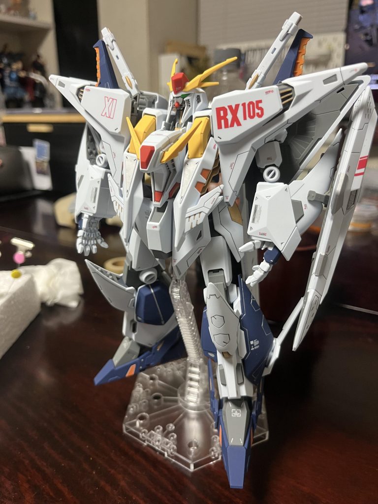 公式デカールが近辺の模型屋になく、仕方なしで手持ちのアルファベットデカールとコーションマークを貼り付け。ゴシック体の文字好きなのでこれはこれで気に入ってるのですが、マフティーのマーク欲しかったです…。