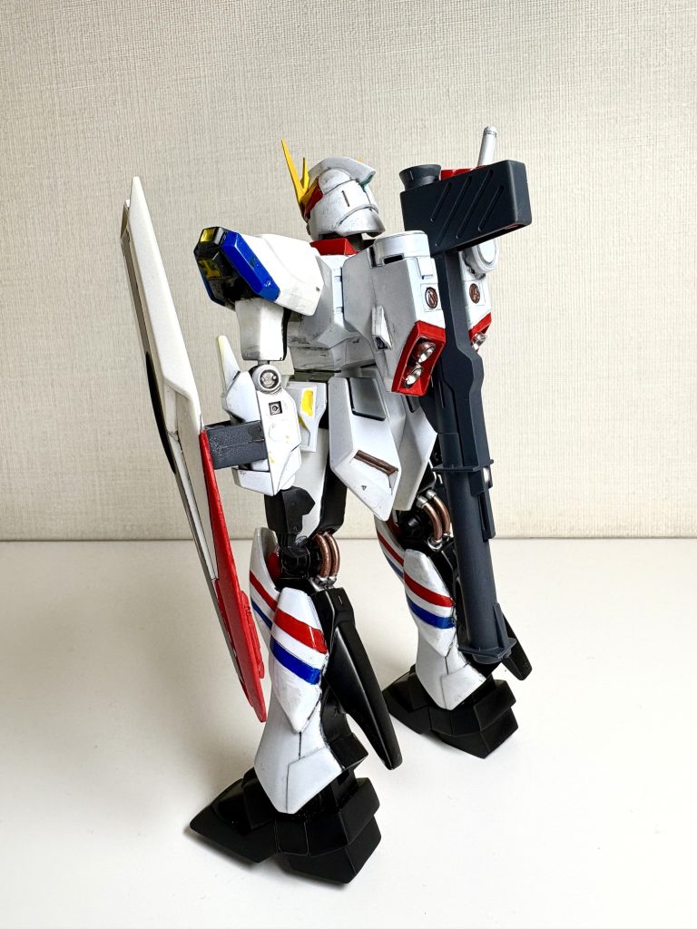 黒色の部分は黒サーフェイサーのままで終わらせてます。白色の部分はグレーのサーフェイサーの上にパールシルバー、さらにクリアーホワイトの重ね塗りです。